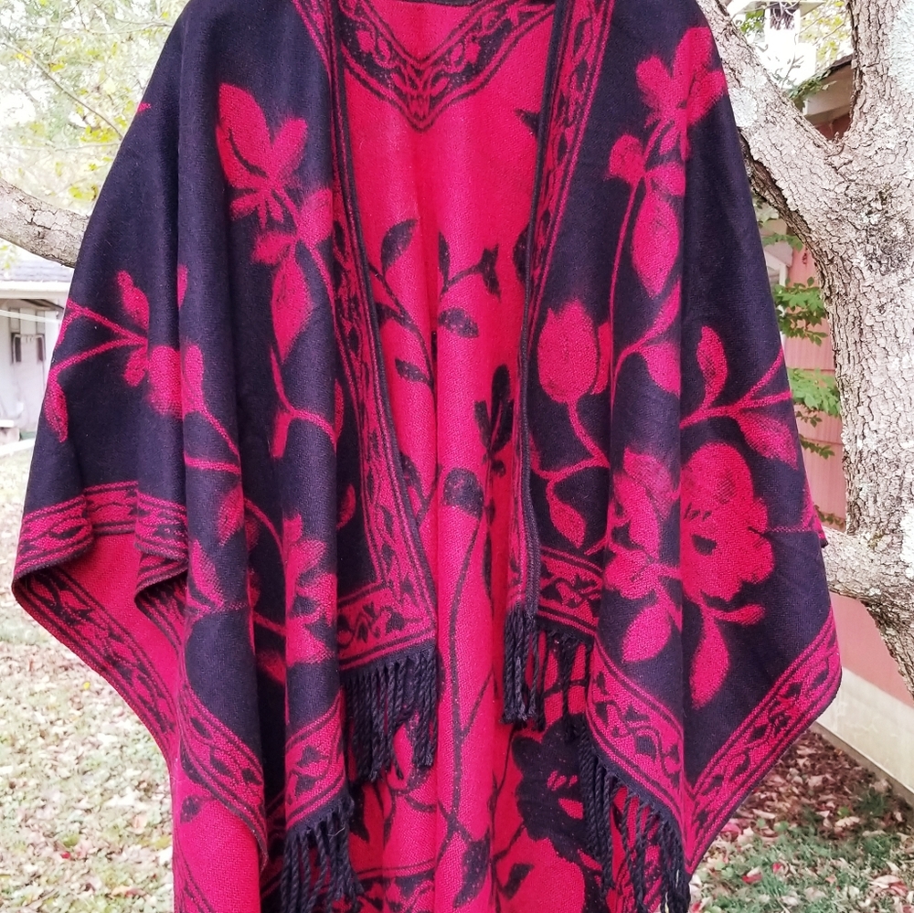 NEW WOMAN'S WRAP/TRUE RED AND BLACK/REVERSIBLE